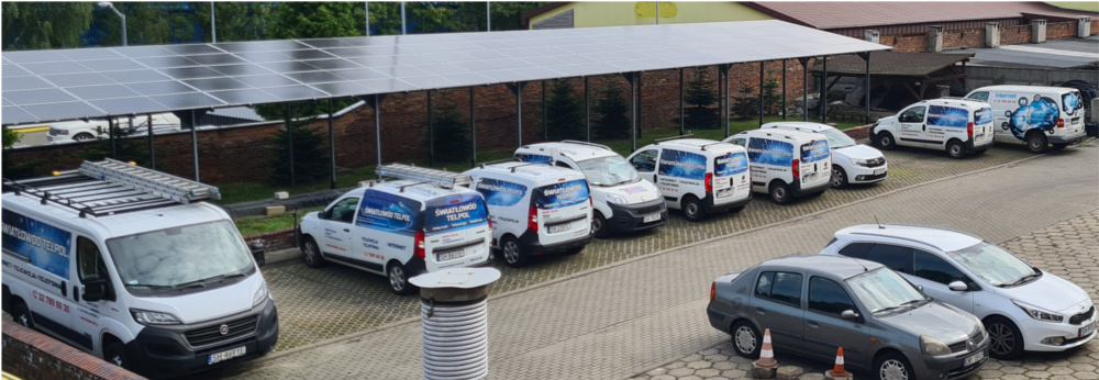 Zdjęcie parkingu z zaparkowanymi samochodami firmy Telpol